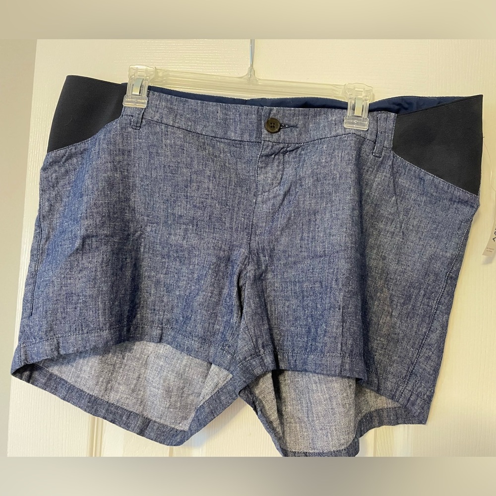 NWT Old Navy Maternity jean short, size 14